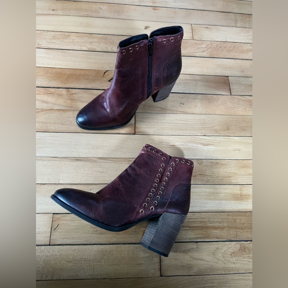 Journee Signature Jorri womens ankle leather boots